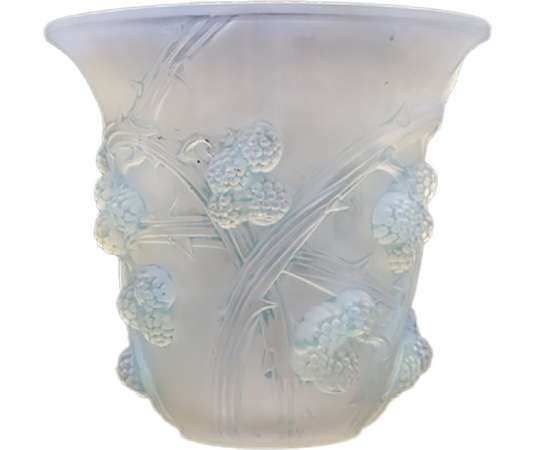 René Lalique: White opalescent+ glass vase from 20th century