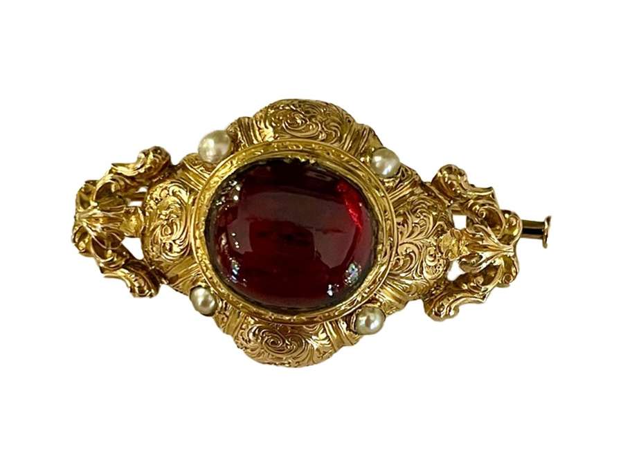 Napoleon III brooch in gold and garnet