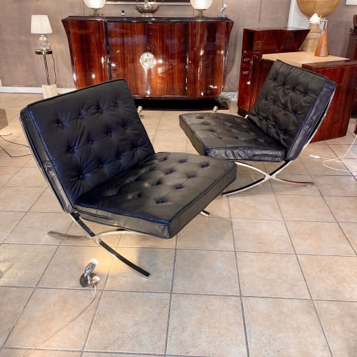 Paire de fauteuils "Barcelona"en cuir...