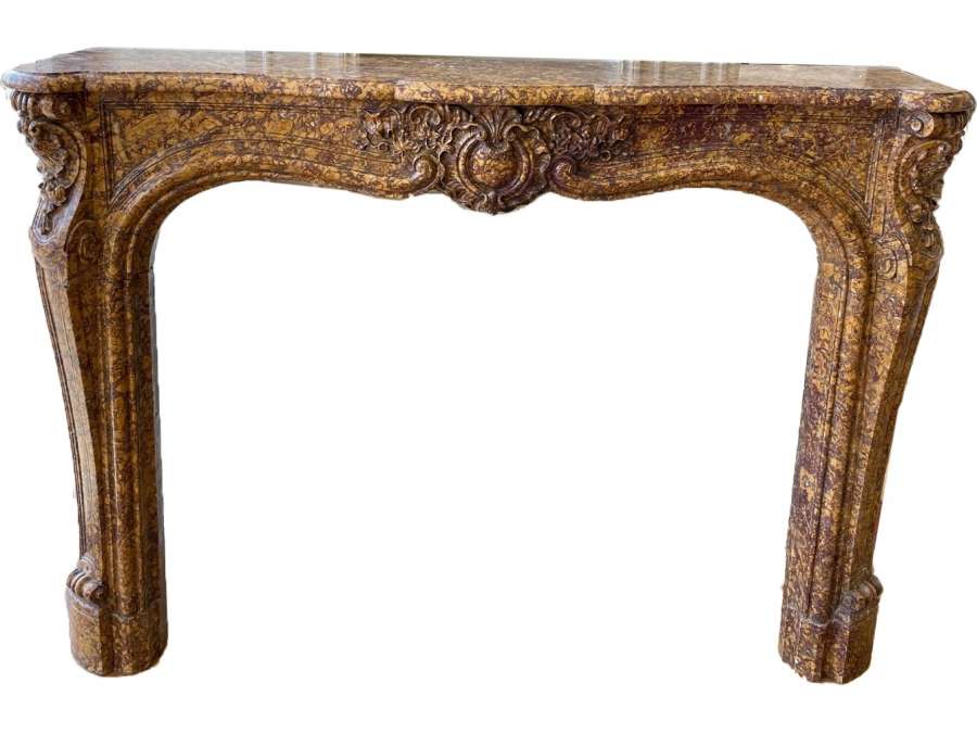 Magnifique cheminée ancienne Louis XV réalisée en marbre brocatelle jaune sculptée d’une fine...