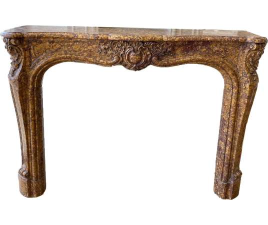 Magnifique cheminée ancienne Louis XV réalisée en marbre brocatelle jaune sculptée d’une fine...