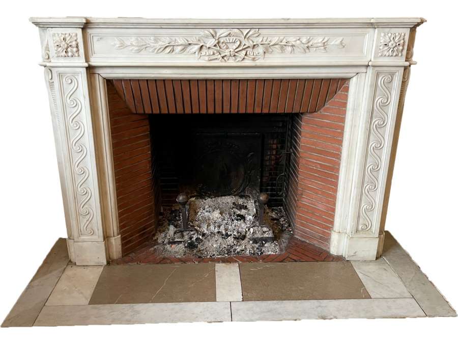Élégante et fine cheminée ancienne de style Louis XVI bandeau a rameau d’olivier et rosaces en marbre blanc demi statuaire