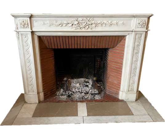 Élégante et fine cheminée ancienne de style Louis XVI bandeau a rameau d’olivier et rosaces en...