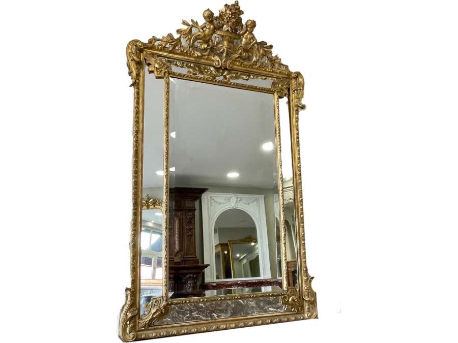 Magnifique miroir ancien biseauté au mercure de style Louis XVI a pare closes datant de la fin du XIXème siècle