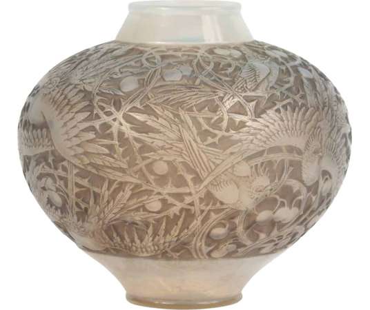 René Lalique: "Aras" opalescent+ glass vase of 20th century