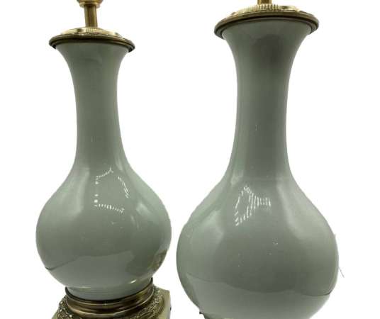 Paire de lampes en porcelaine + de style Louis XVI