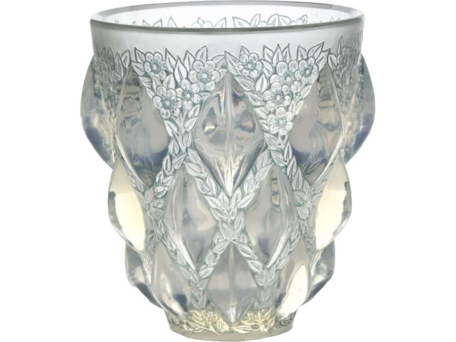 René Lalique: Vase "Rampillon "+ in opalescent glass of 20th century