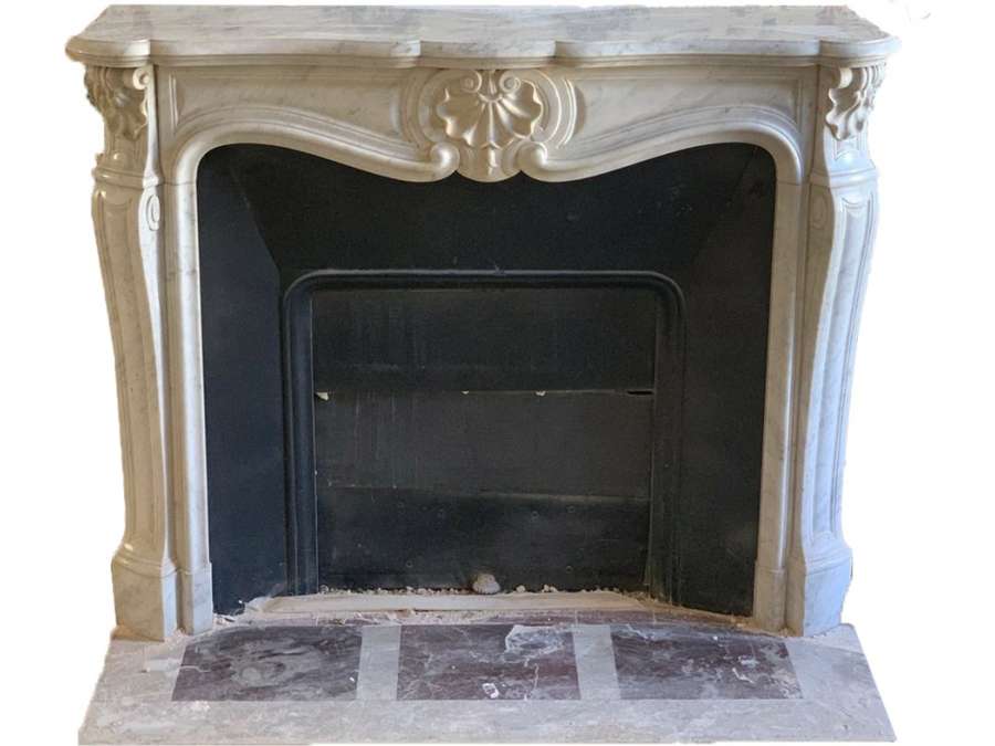 Pretty antique Louis XV style fireplace with three shells in white carrara marble dating from the end of the 19th century