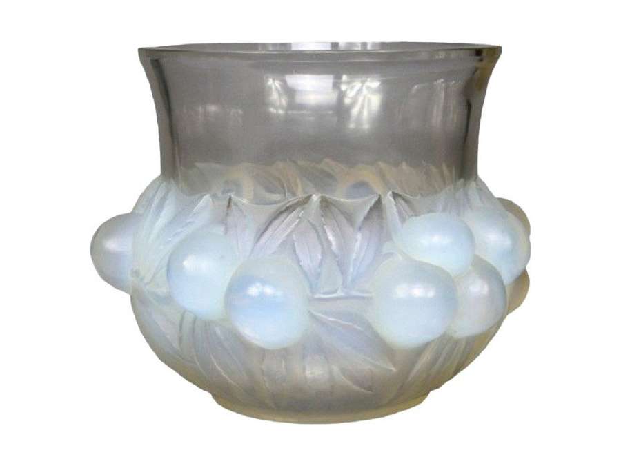 René Lalique: Vase "Plums" opalescent+ glass of 20th century