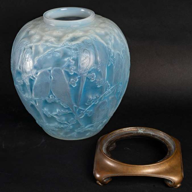 René Lalique 1919 Opalescent Budgie vase vases and glass objects