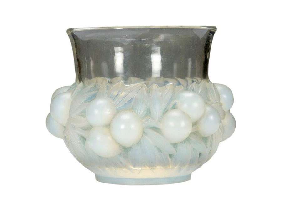 René Lalique: Vase "Prunes" opalescent+ in glass of 20th century