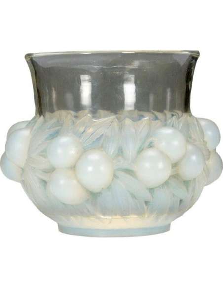 René Lalique 20th century opalescent glass vase "Prunes-Bozaart