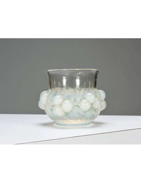 René Lalique 20th century opalescent glass vase "Prunes-Bozaart