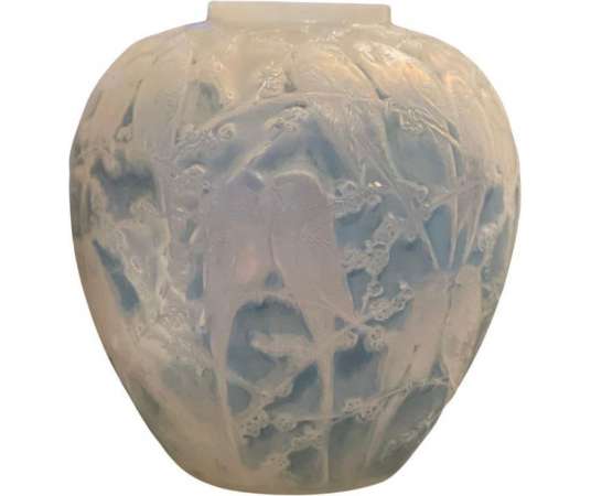 René Lalique Opalescent Vase "Parakeets" - vases and glass objects