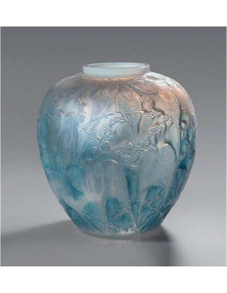 René Lalique Opalescent Vase "Perruches" - vases et objets en verre-Bozaart