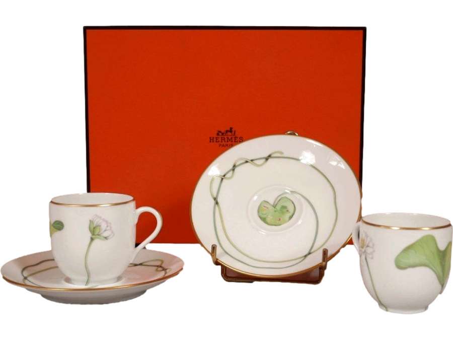 Hermes Two porcelain cups and saucers of 20th century.