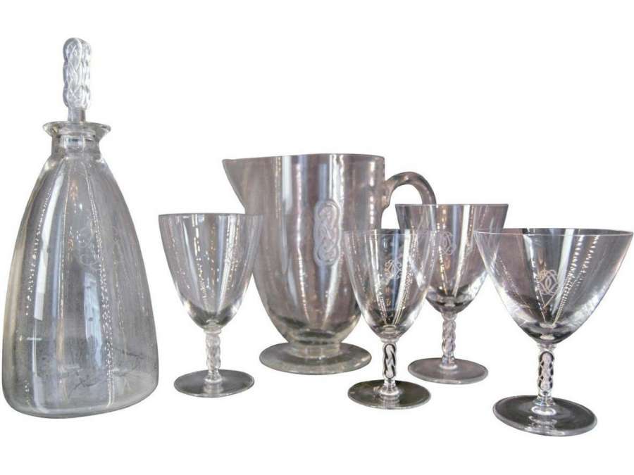 Lalique France, Suite de verres "Guebwiller" 37 Pieces, 1 broc, 1 Carafe - verres à vin, services verres anciens