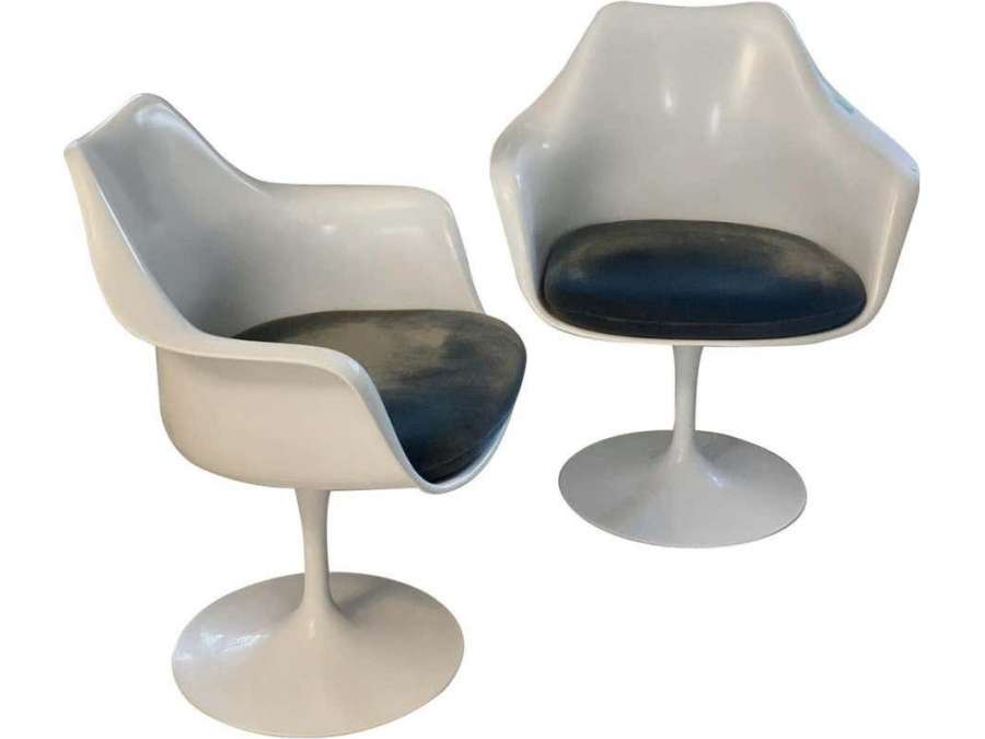 Eero Saarinen : Pair of tulip+ cast iron armchairs from the 20th century.