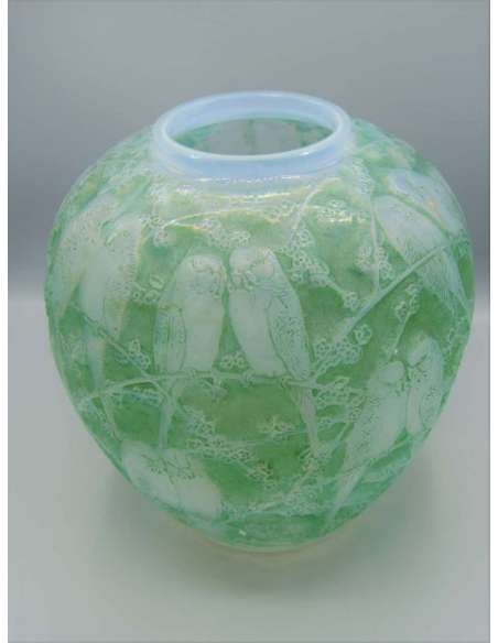 René Lalique (1860-1945) Vase "Parakeets" Patinated Green - vases and glass objects-Bozaart