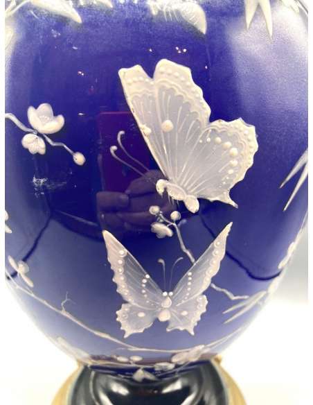 Lampe En Porcelaine à Décor De Papillons. Vers 1880 - lampes-Bozaart