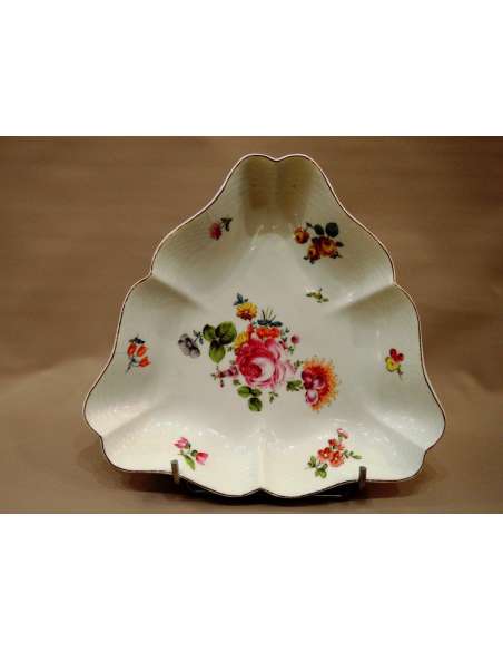 Coupe Triangulaire Dans Le Goût De Saxe. Porcelaine de Herend. Vers 1940 - Pièces de forme en porcelaine-Bozaart