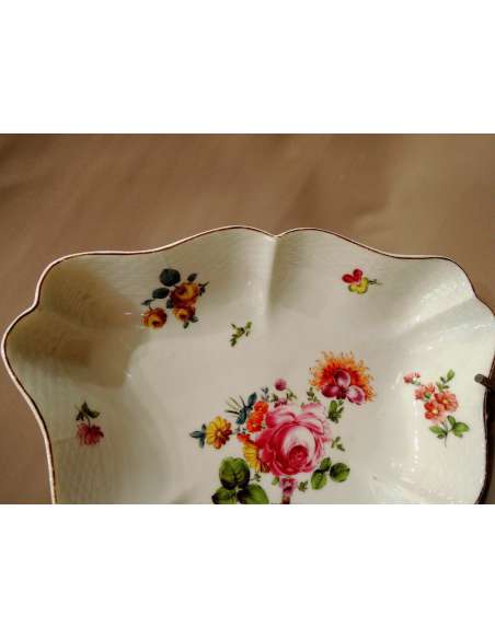 Triangular Cut In The Taste Of Saxony. Porcelain from Herend. Circa 1940 - Porcelain shaped pieces Triangular Cut In The Taste Of Saxony. Porcelain from Herend. Circa 1940 - Porcelain shaped pieces-Bozaart