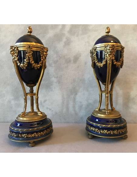 Paire De Cassolettes Formant Des Bougeoirs En Bronze Et Porcelaine Bleue D’époque 19ème - coupes, vasques, cassolettes-Bozaart