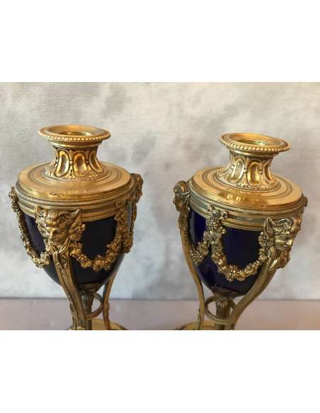 Paire De Cassolettes Formant Des Bougeoirs En Bronze Et Porcelaine Bleue D’époque 19ème - coupes, vasques, cassolettes-Bozaart