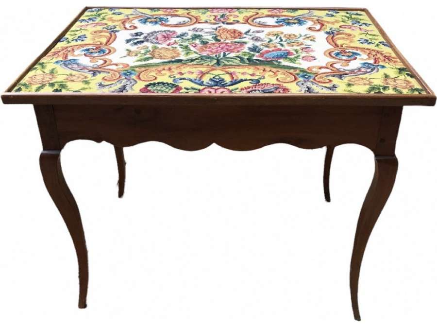 Mid-eighteenth Century Walnut Table - Tables