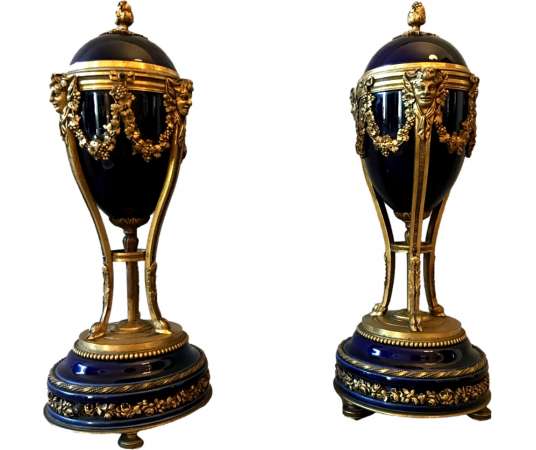 Paire De Cassolettes Formant Des Bougeoirs En Bronze Et Porcelaine Bleue D’époque 19ème - coupes, vasques, cassolettes