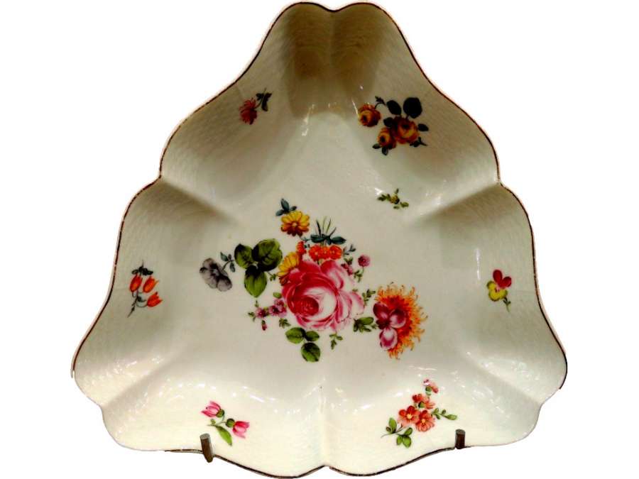 Triangular Cut In The Taste Of Saxony. Porcelain from Herend. Circa 1940 - Porcelain shaped pieces