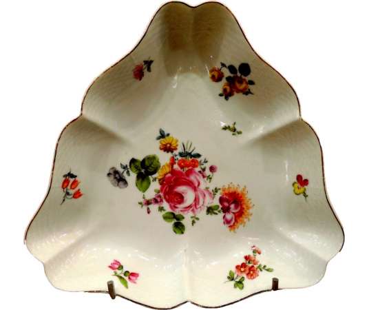 Coupe Triangulaire Dans Le Goût De Saxe. Porcelaine de Herend. Vers 1940 - Pièces de forme en porcelaine
