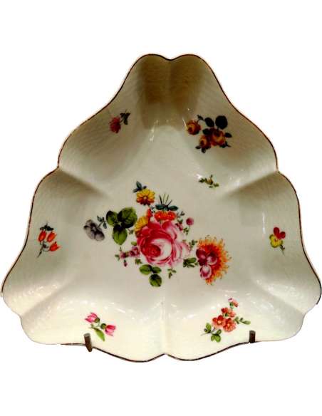 Triangular Cut In The Taste Of Saxony. Porcelain from Herend. Circa 1940 - Porcelain shaped pieces Triangular Cut In The Taste Of Saxony. Porcelain from Herend. Circa 1940 - Porcelain shaped pieces-Bozaart