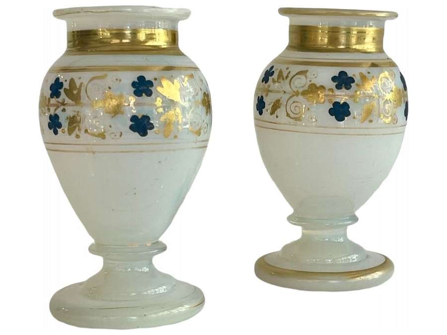 Paire De Vases En Opaline Savonneuse - Opalines, verres émaillés