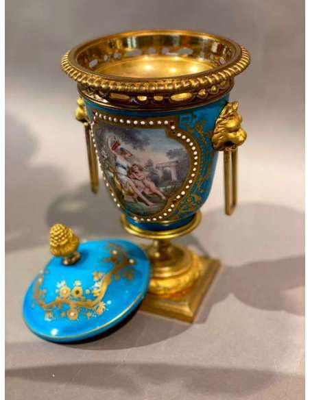 Paire De Vases Couverts, Brûle Parfums En Porcelaine Et Bronze Doré - coupes, vasques, cassolettes-Bozaart