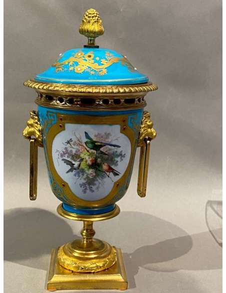 Paire De Vases Couverts, Brûle Parfums En Porcelaine Et Bronze Doré - coupes, vasques, cassolettes-Bozaart