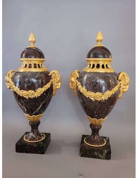 Une Paire De Vases Couverts, Marbre Rouge Campan Bronze Doré - coupes, vasques, cassolettes-Bozaart
