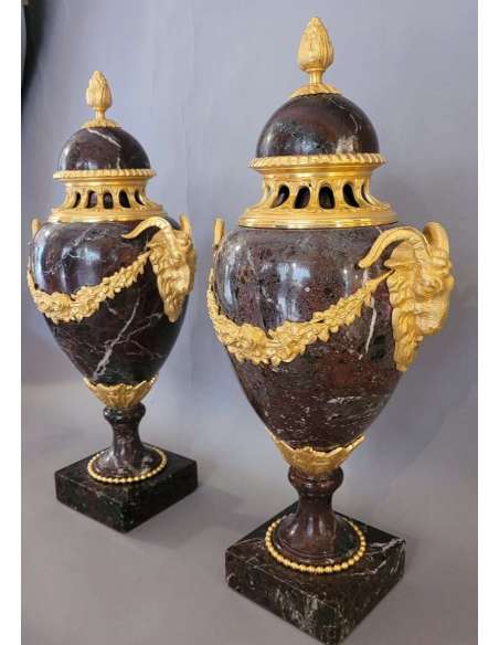 A Pair Of Covered Vases, Red Campan Marble Gilded Bronze - cups, basins, cassolettes-Bozaart