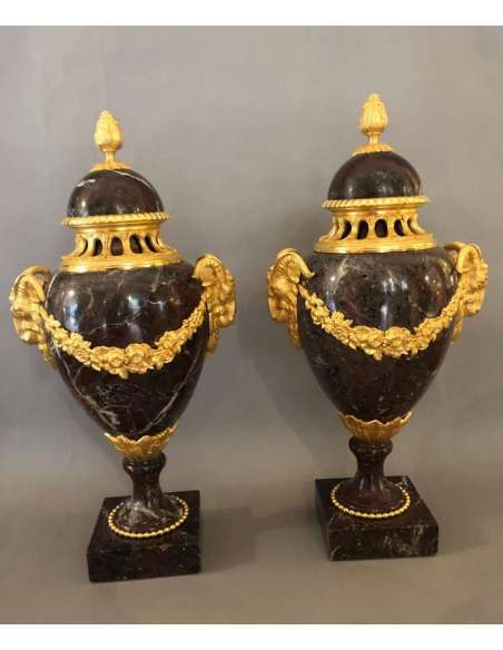Une Paire De Vases Couverts, Marbre Rouge Campan Bronze Doré - coupes, vasques, cassolettes-Bozaart