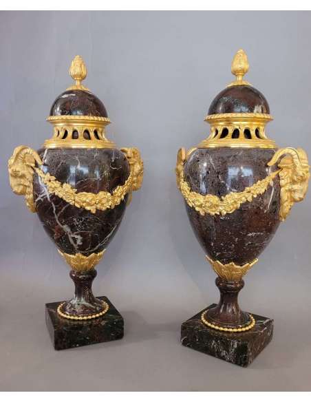 A Pair Of Covered Vases, Red Campan Marble Gilded Bronze - cups, basins, cassolettes-Bozaart