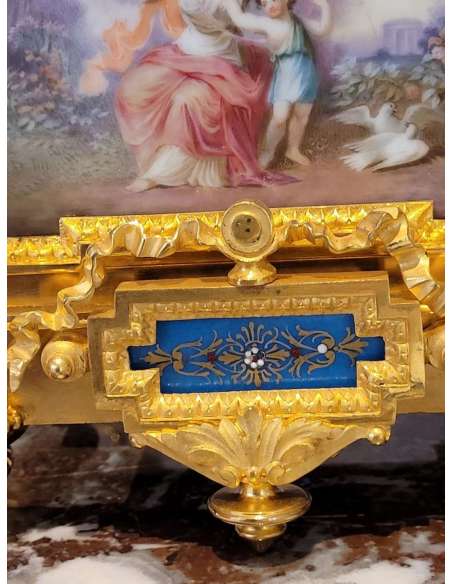Pendule Plaques De Sèvres Et Bronze Doré Au Thème De l'Amour - pendules anciennes-Bozaart