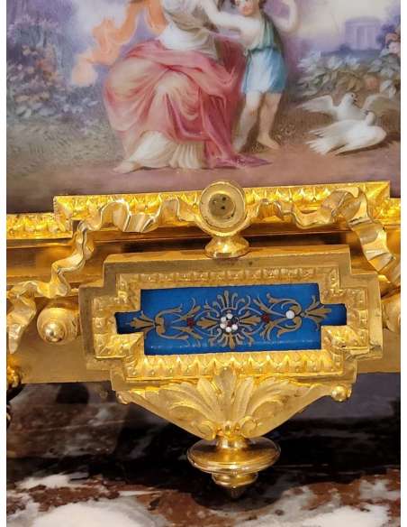 Pendulum Sevres Plates And Gilded Bronze With The Theme Of Love - antique Clocks-Bozaart