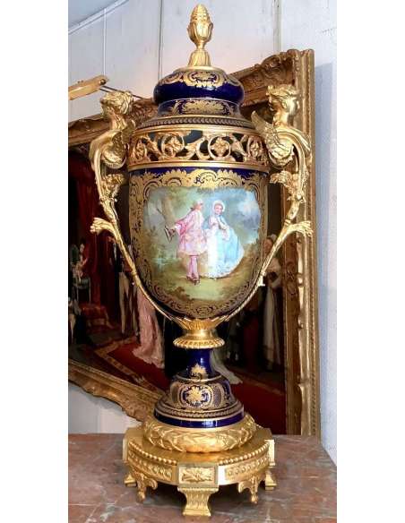 Paire De Vases En Porcelaine De Sevres à Monture Bronze Doré époque 19 Eme - Objets, décoration, vases en porcelaine-Bozaart