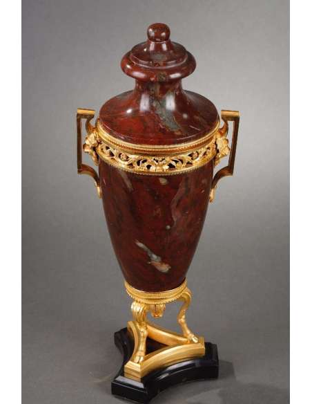 Neo-classical perfume burner morello cherry marble and gilded bronze - Objets d'art-Bozaart