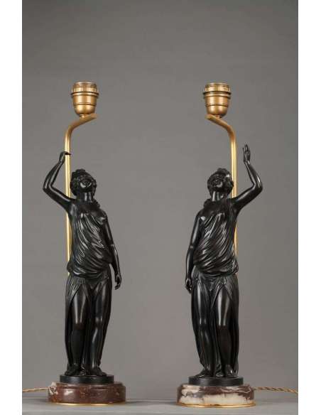 Paire De Lampes, Femmes à l'Antique En Bronze Patiné, - lampes-Bozaart