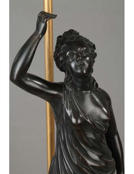 Paire De Lampes, Femmes à l'Antique En Bronze Patiné, - lampes-Bozaart