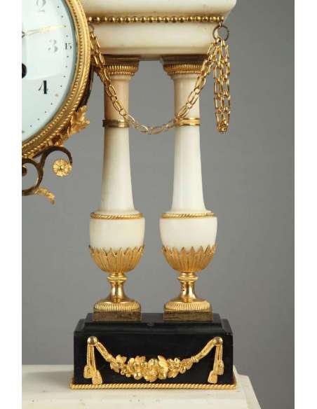 Une Importante Pendule Portique Louis XVI - pendules anciennes-Bozaart