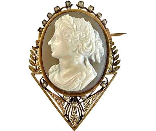 Opening Brooch In Gold And Agate Cameo - brooches