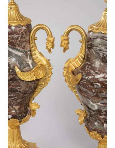 Paire De Grands Vases Couverts En Marbre Et Bronze Doré - coupes, vasques, cassolettes-Bozaart