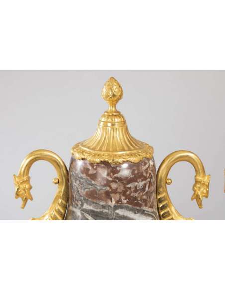 Paire De Grands Vases Couverts En Marbre Et Bronze Doré - coupes, vasques, cassolettes-Bozaart